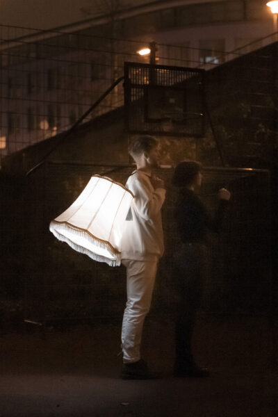 zwei Personen mit leuchtendem Lampenschirm