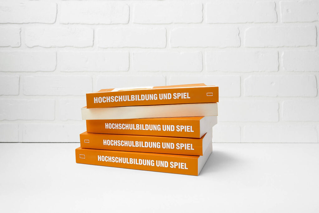 Ein Stapel Bücher des Sammelbandes "Hochschulbildung und Spiel".